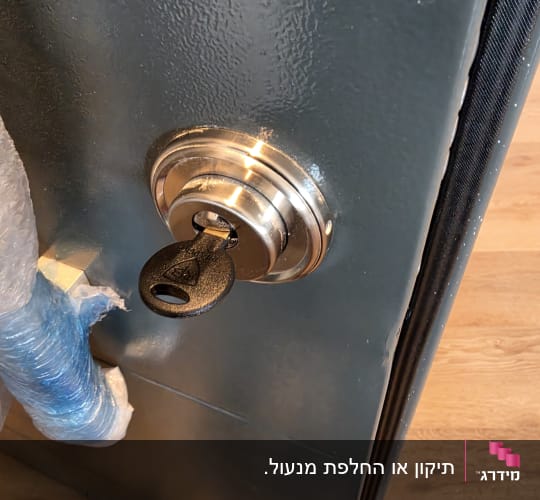 מנעול עם מפתח בדלת מתכת